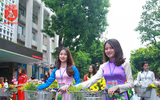 {ẢNH] Thiếu nữ Hà thành làm bừng sáng phố phường trong tà áo dài truyền thống